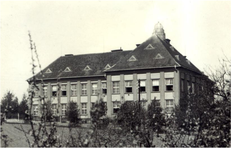 Budova školy 1950 Budova školy 1950